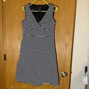 Spense Brand Black and White Side Zip Dress, Size Missy 8. (D08)